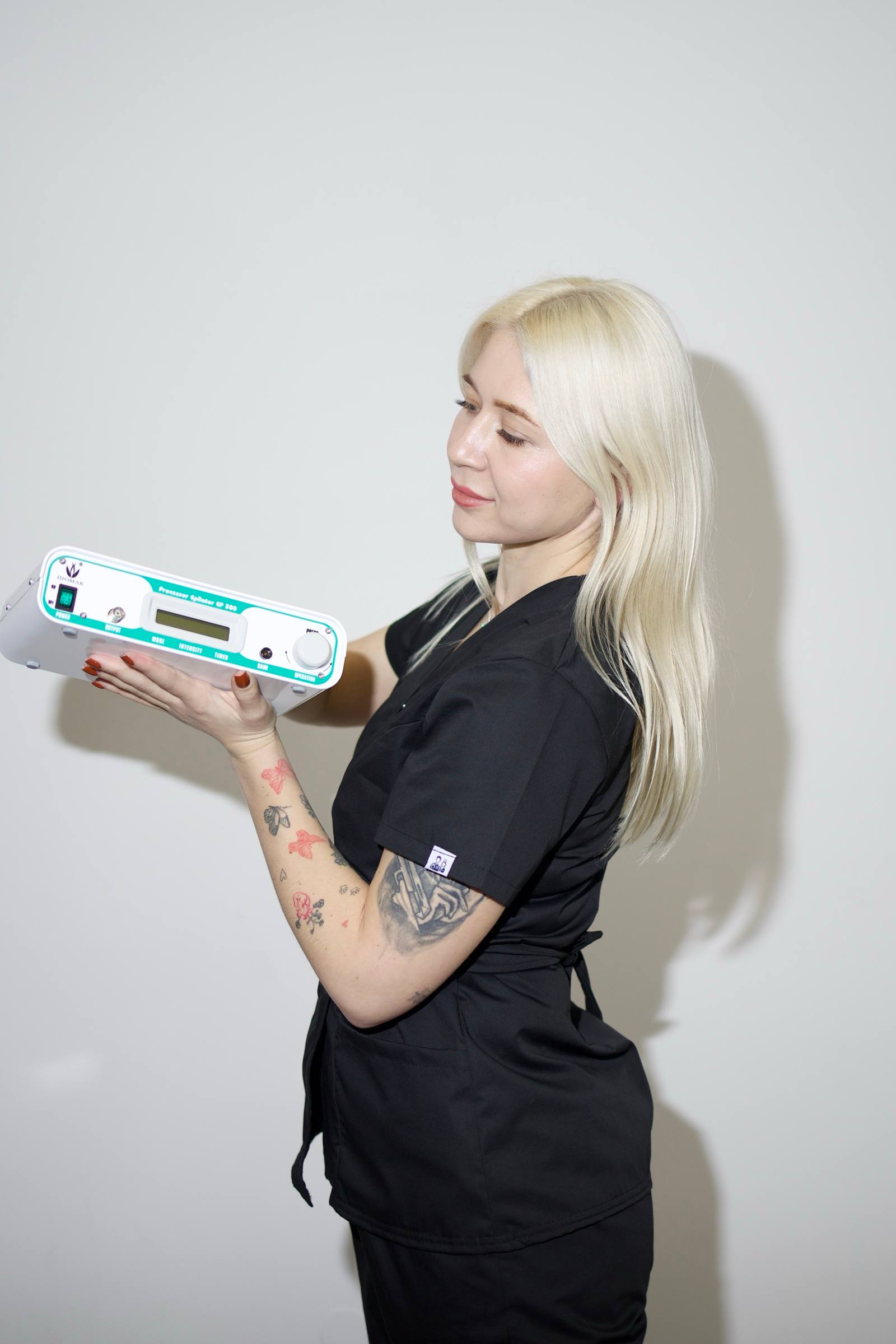 Anna Kovalchuk z aparatem do elektroepilacji Biomak EP 300