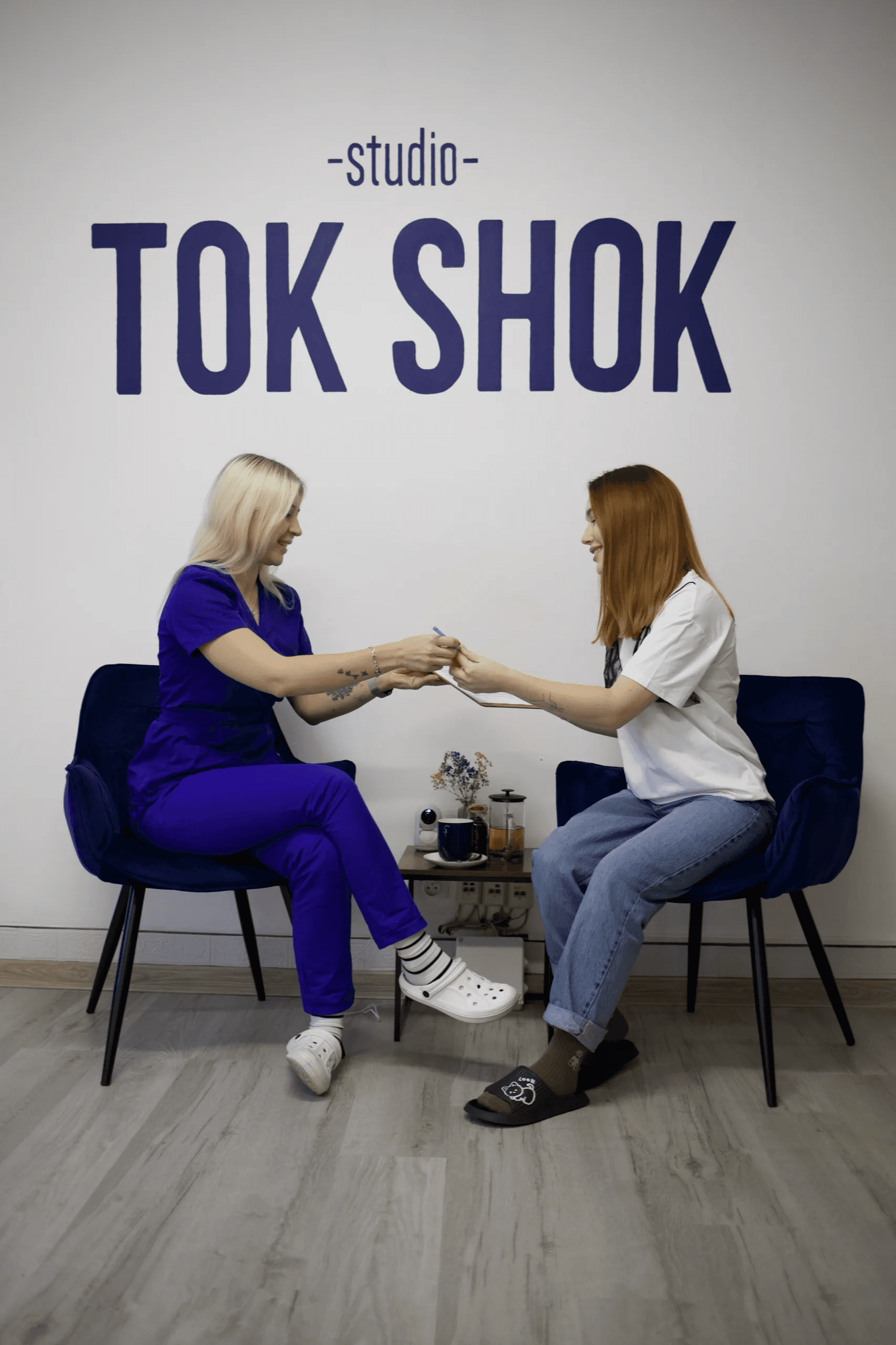 Klientka wypełnia ankietę przed zabiegiem w Tok Shok Studio
