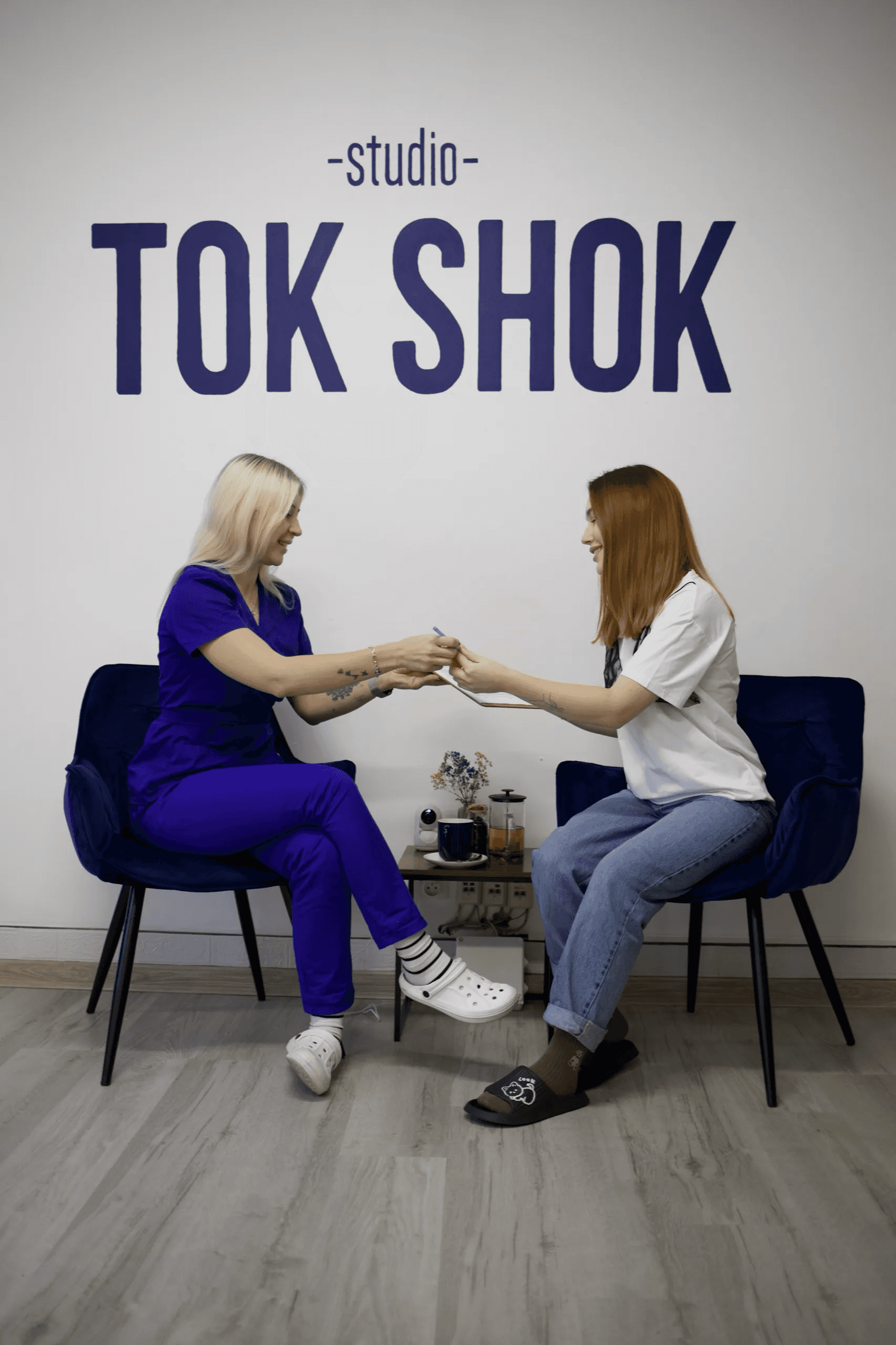 Klientka wypełnia ankietę przed zabiegiem w Tok Shok Studio