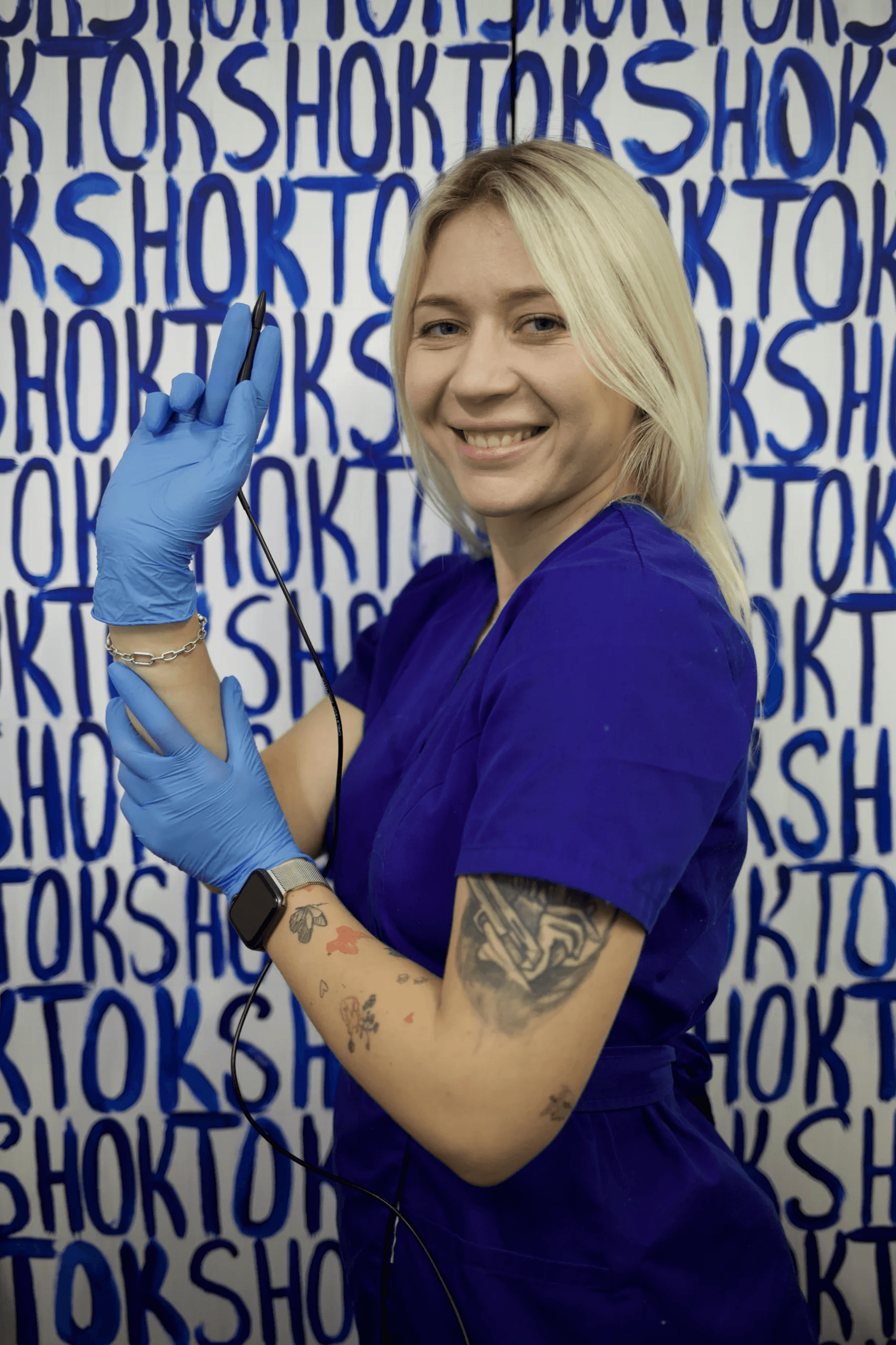 Roześmiana specjalistka Tok Shok Studio z sondą w dłoni